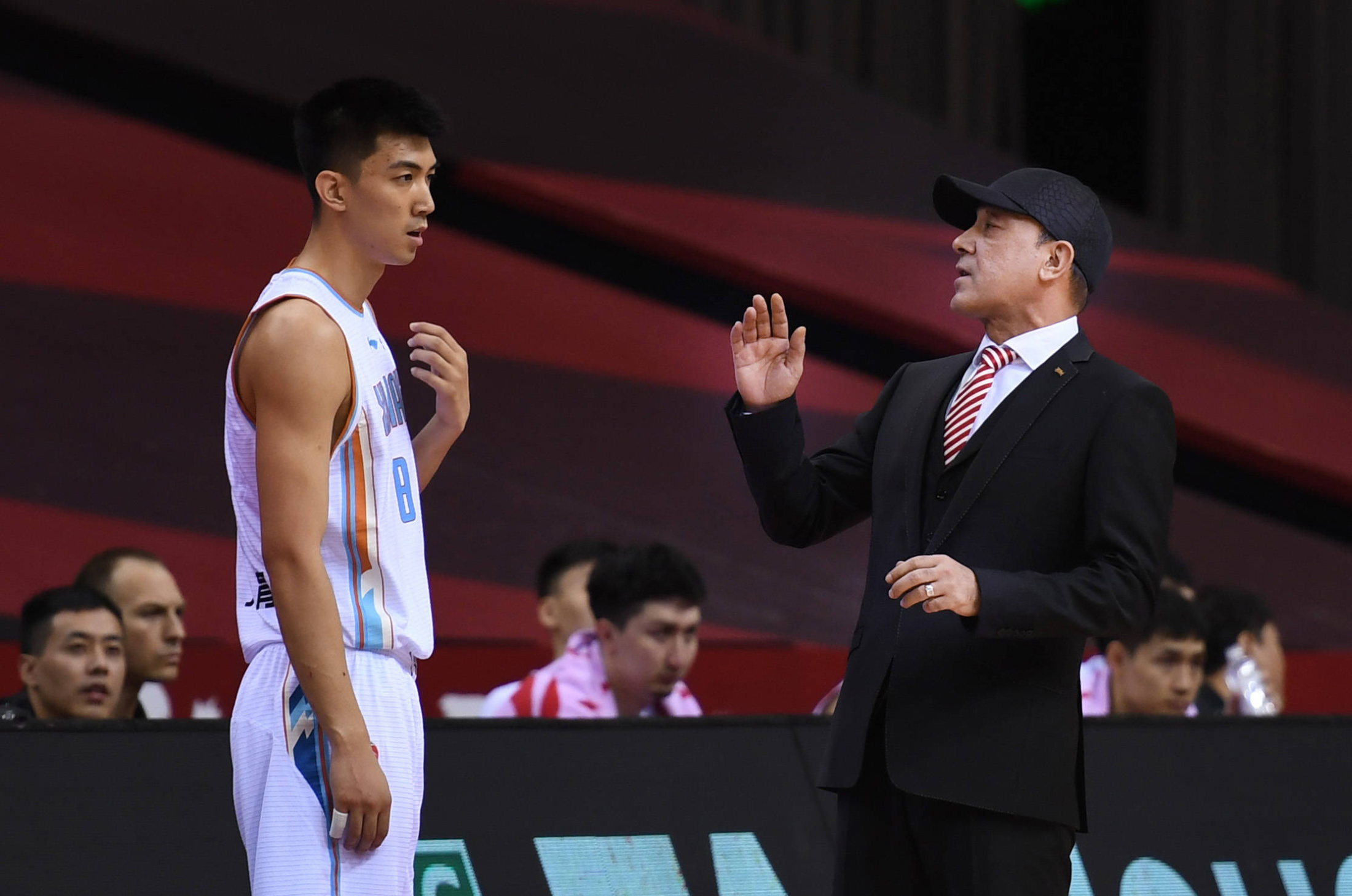 九游客服-新疆广汇发布备战花絮,转会期队长鼓劲,葡超任务艰巨,训练强度明显提升(马书记对新疆广汇篮球工作的要求)